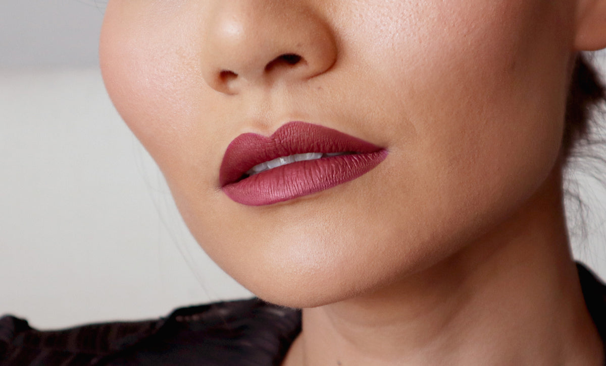 #ji beyond matte lip stain_Captivate (rote Pflaumenbeere)