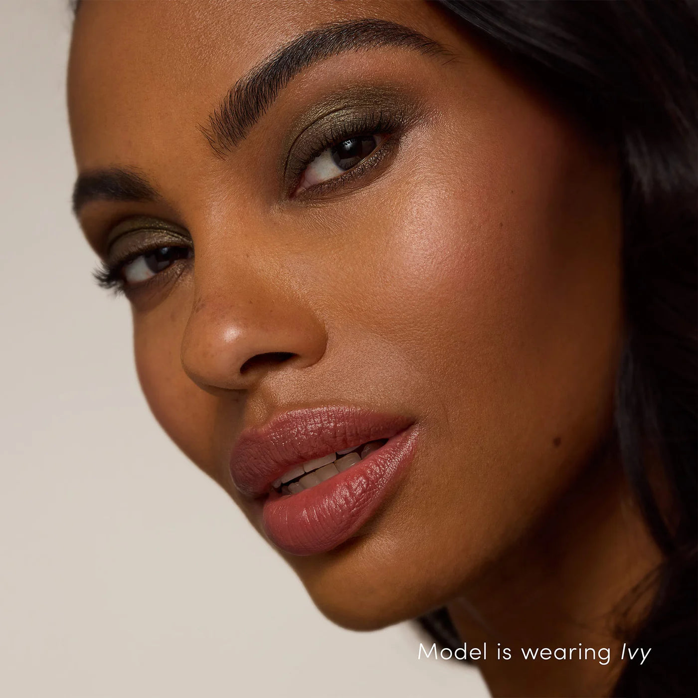 #JI Eye Shadow Sticks_Ivy (olivgrüner Schimmer mit subtilen Goldtönen)